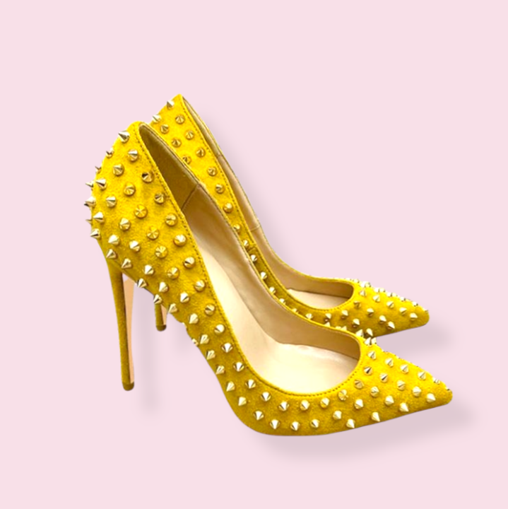 Heeled shoes. Elegant yellow women's shoes. 3d render 20905896 PNG
